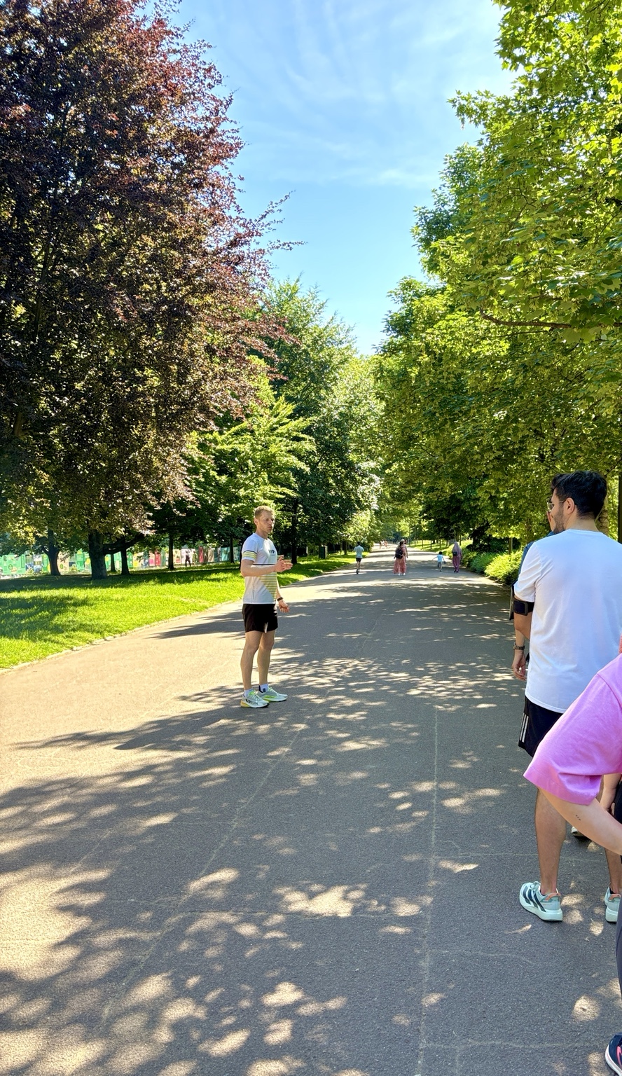 Timothée encadrant une séance de course à pied avec des coureurs.
